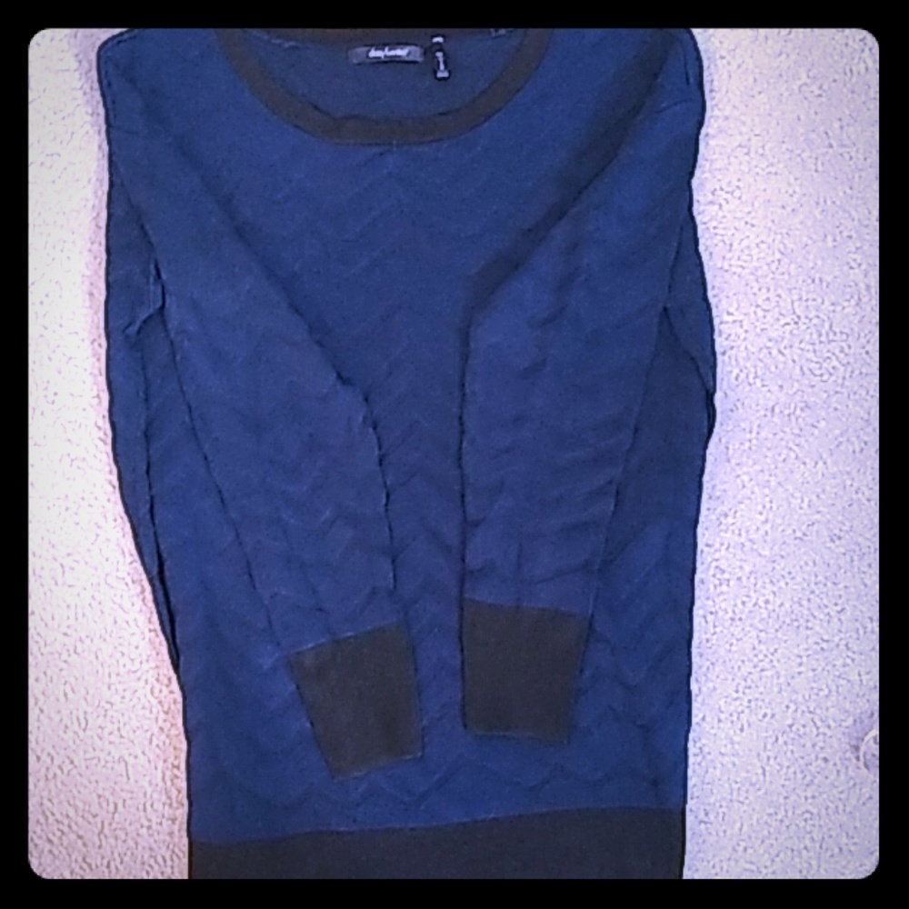Cute sweater with blue and black zigzag pattern